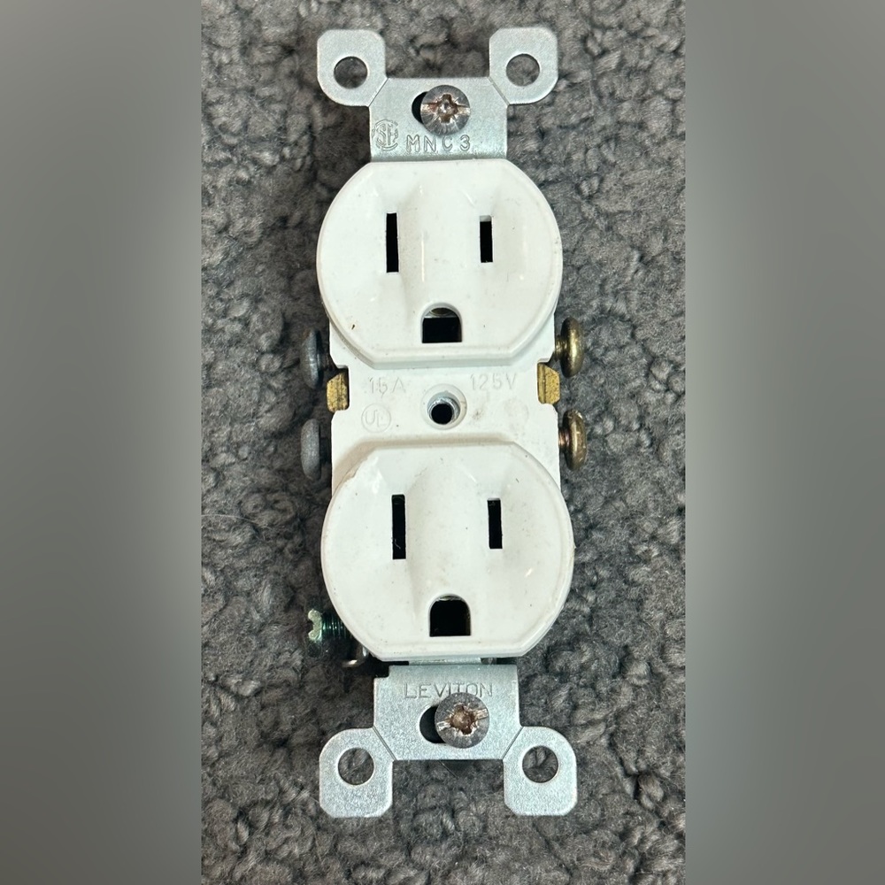 Leviton 15 Amp Residential Grade Grounding Duplex Outlet #12 #14 125V White